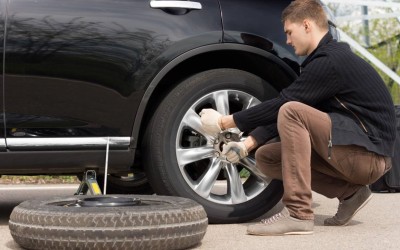 Cara Mudah Kencangkan Baut Ban Mobil  