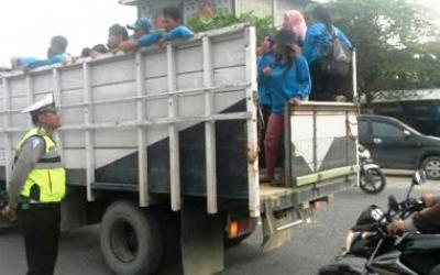 Karyawan Pemibitan Akasia RAPP Diangkut Truk