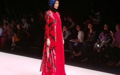 Busana Hijab Motif Bordir Bunga Mawar di JFW 2017