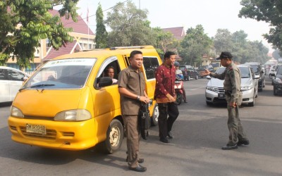 Dinas Tata Ruang Disorotan, Walikota Naik Angkot ke Kantor