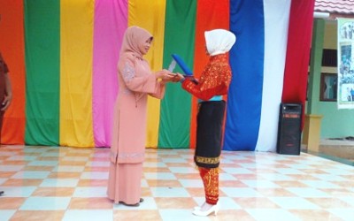Siswa SMK Farmasi Terima Juara I LKS se Aceh