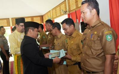 Bupati Amril Mukminin Serahkan Siskeudes 2017