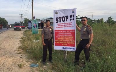 Polsek Ujung Batu Pasang Baleho Waspada Karlahut