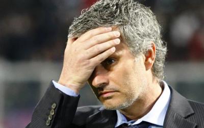 Mourinho Dihukum Larangan Datang ke Stadion