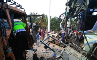 Sopir Bus Intra Tabrak Fuso, 4 Orang Tewas di Jalintim