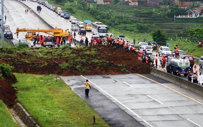 Tol Cipularang Ditutup Akibat Longsor Cikamuning