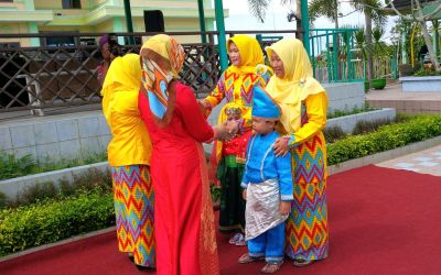 Guru SD Ini Sisikan Gaji untuk Dirikan TK