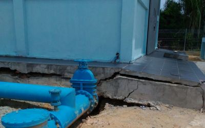 Bangunan Gedung PDAM Duri Miring dan Retak