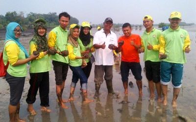 Cegah Abrasi di Teluk Papal, Mahasiswa Kukerta UR Tanam Mangrove